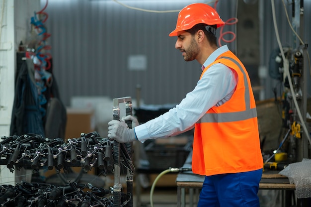 Homem com equipamentos de segurança em seu local de trabalho