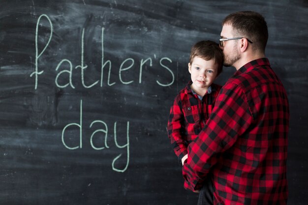 Homem, com, filho, ligado, dia pais, frente, chalkboard