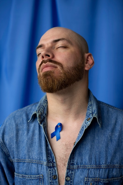 Foto grátis homem com fita azul de novembro