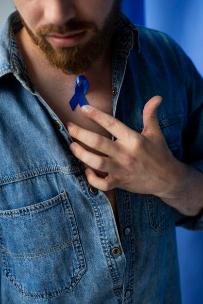 Homem com fita azul de novembro