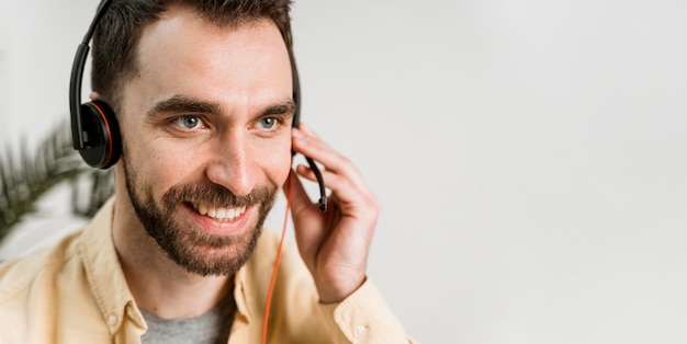 Homem com fone de ouvido participando de aula online