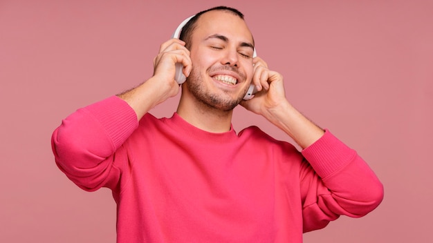 Foto grátis homem com fones de ouvido rindo