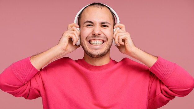 Foto grátis homem com fones de ouvido rindo