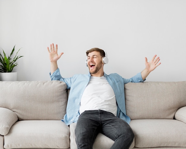 Homem com fones de ouvido