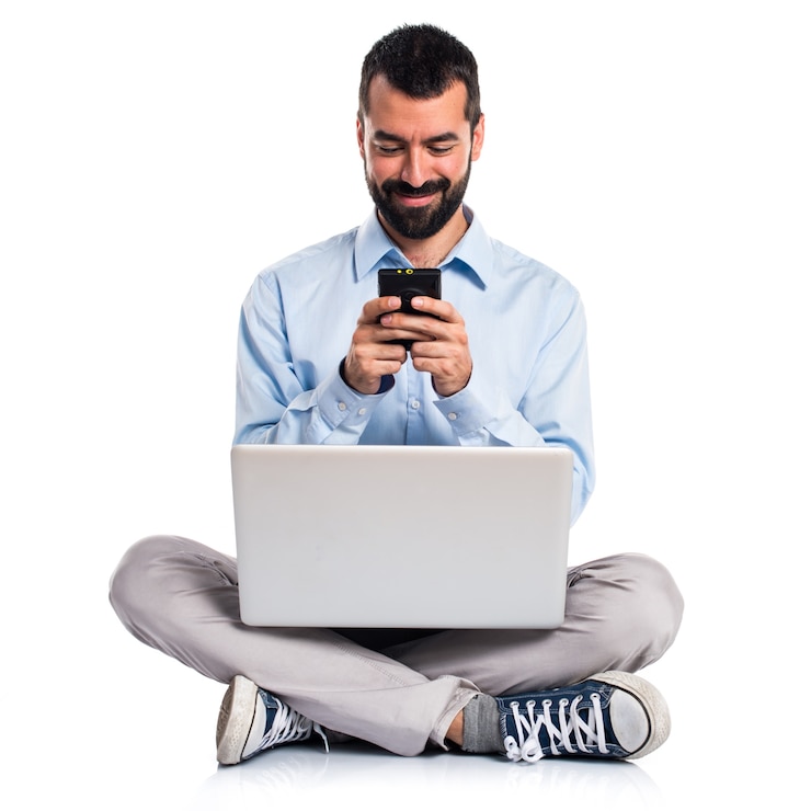 Foto grátis homem com laptop a falar com telemóvel