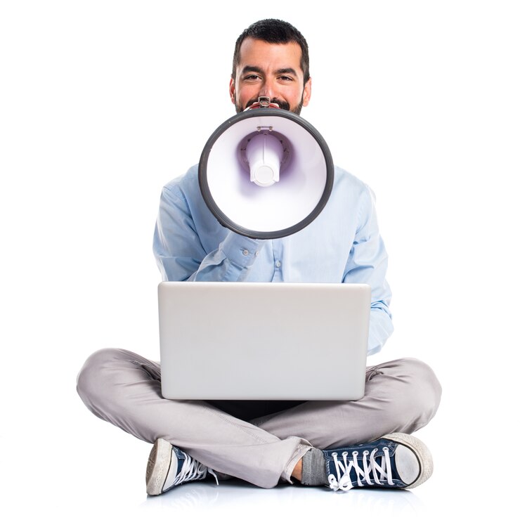 Foto grátis homem com laptop a gritar por megafone