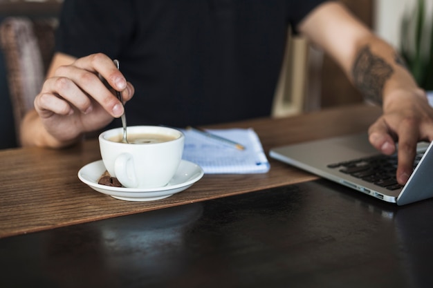 Homem, com, laptop, e, café, tabela