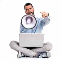 Foto grátis homem com laptop gritando por megafone