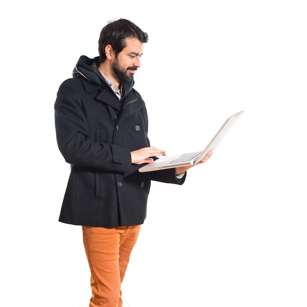 Homem com laptop sobre fundo branco