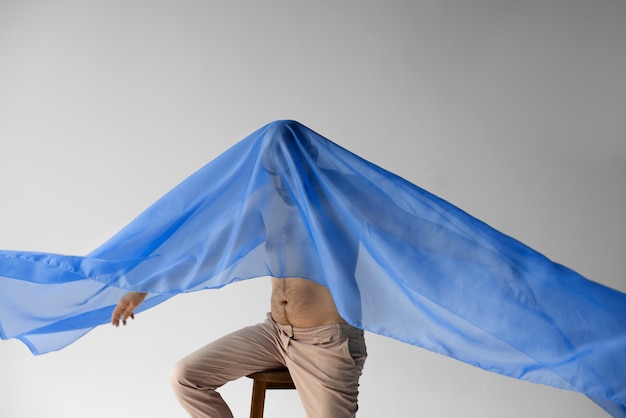 Homem com lenço azul na cabeça