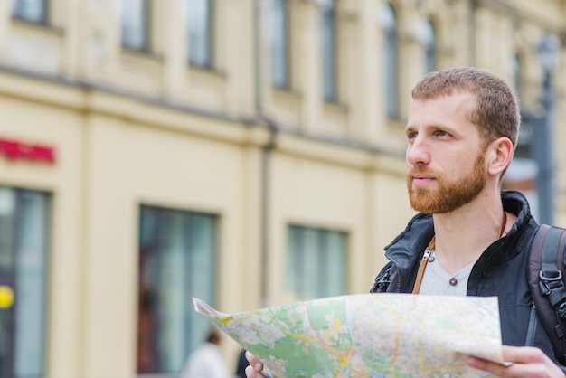 Foto grátis homem com mapa em férias