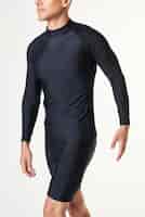 Foto grátis homem com maquete de natação preta de mangas compridas