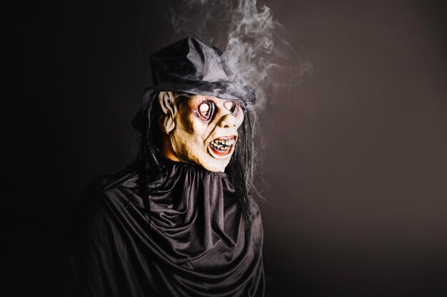 Homem com máscara assustadora em preto
