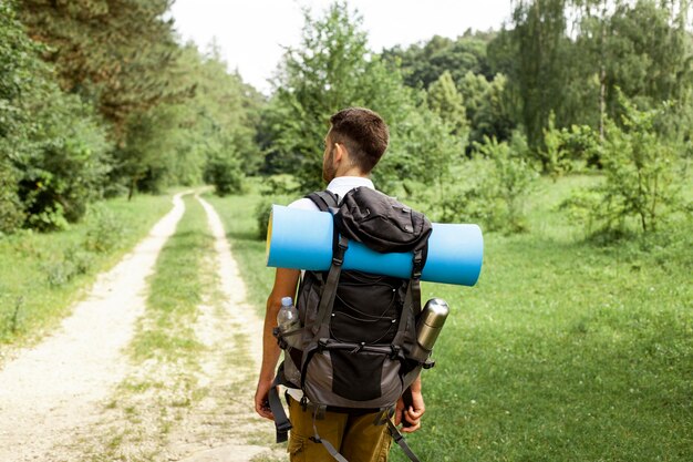 Homem com mochila de viagem