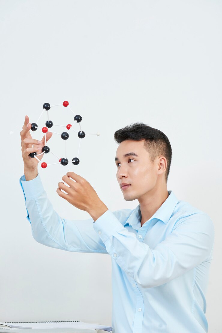 Foto grátis homem com modelo de molécula química