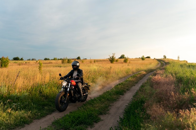 Homem com moto ao ar livre