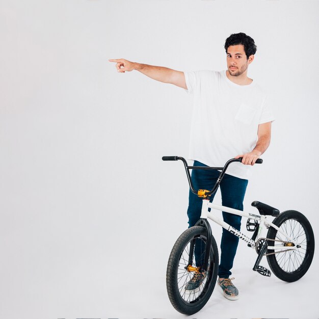 Homem com moto bmx apontando