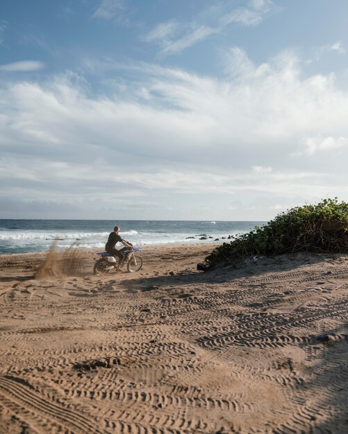 Homem com motocicleta no Havaí
