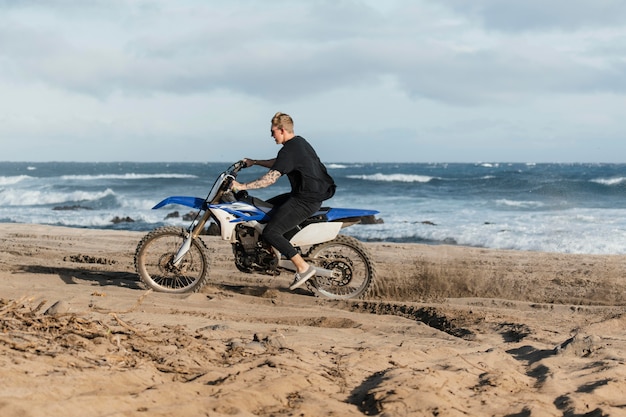 Homem com motocicleta no Havaí