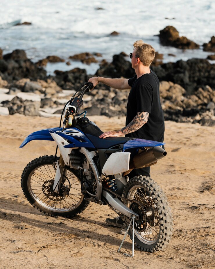 Foto grátis homem com motocicleta no havaí