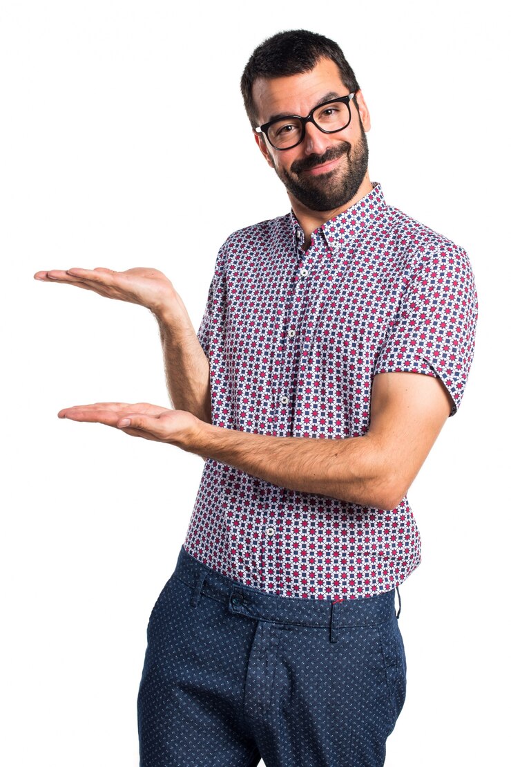 Foto grátis homem com óculos apresentando algo