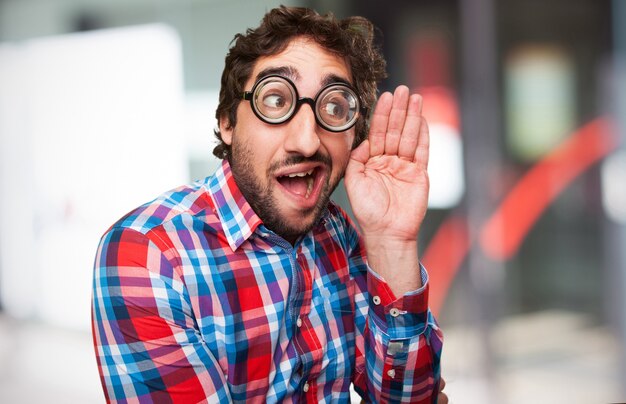 Homem com óculos de lentes grossas