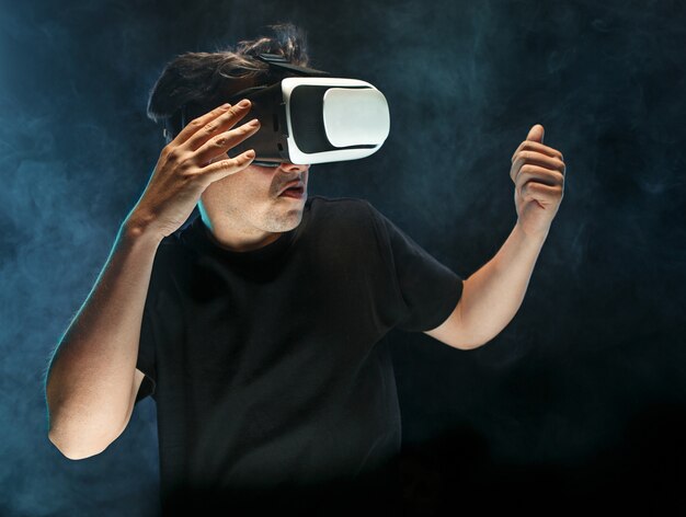 Homem com óculos de realidade virtual