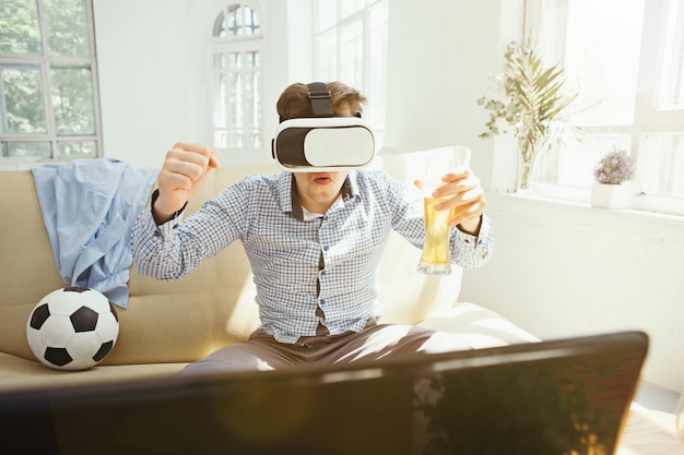 Homem com óculos de realidade virtual