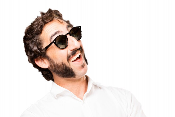 Foto grátis homem com óculos de sol rindo