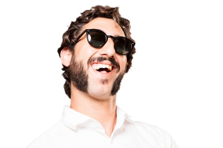 Foto grátis homem com óculos de sol rindo