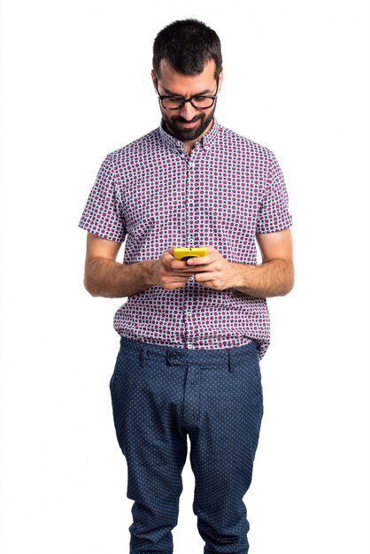 Homem com óculos falando ao celular