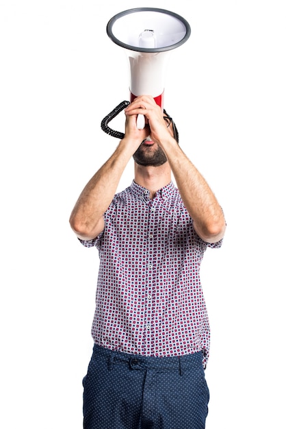 Foto grátis homem com óculos gritando por megafone