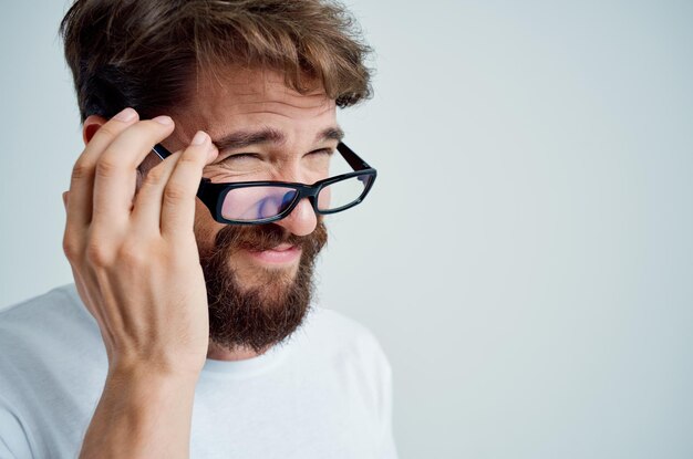 Homem com óculos na mão, problemas de visão isolados de fundo