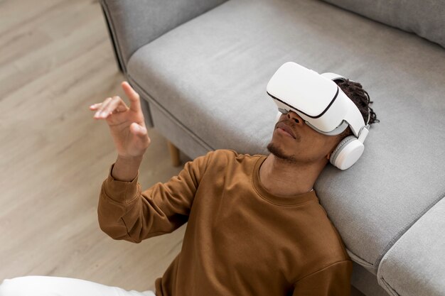 Homem com óculos vr no sofá