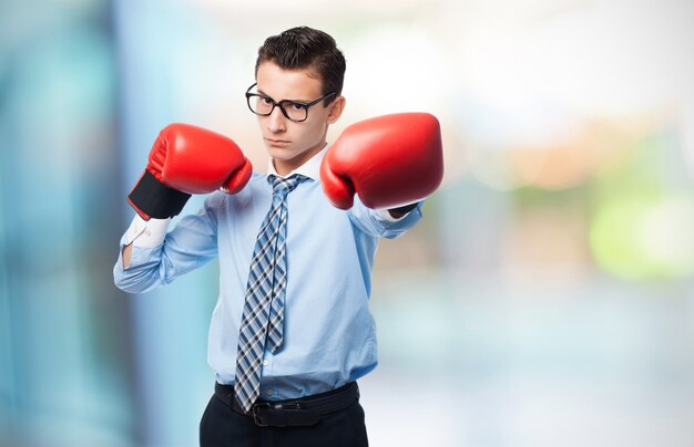 Homem com os punhos de boxe