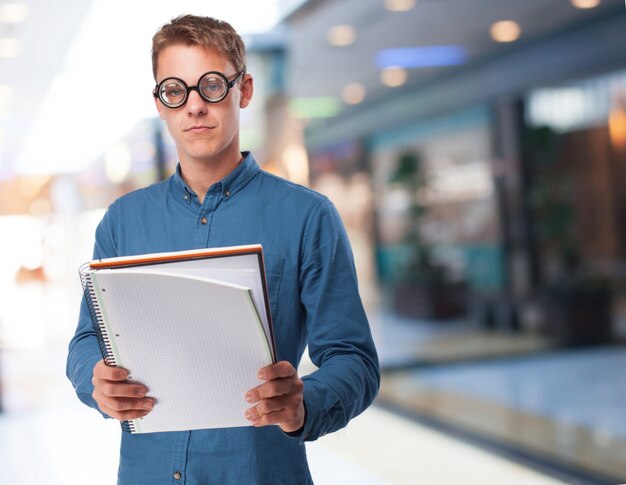 Homem com os vidros que olham um bloco de notas