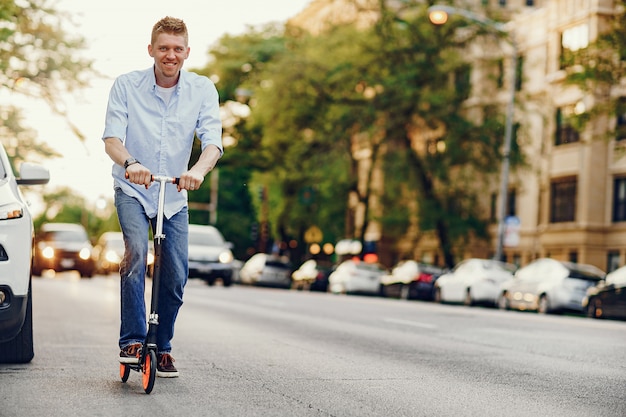 Homem com patinete