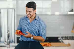 Foto grátis homem com pizza