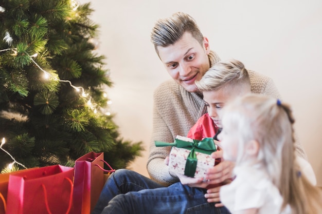 Foto grátis homem com presentes e filhos