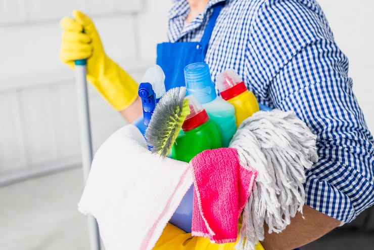 Foto grátis homem com produtos de limpeza