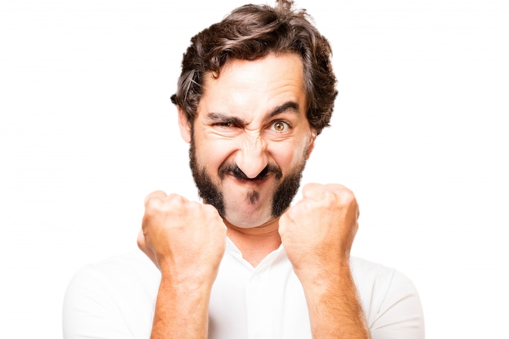 Foto grátis homem com punhos levantados
