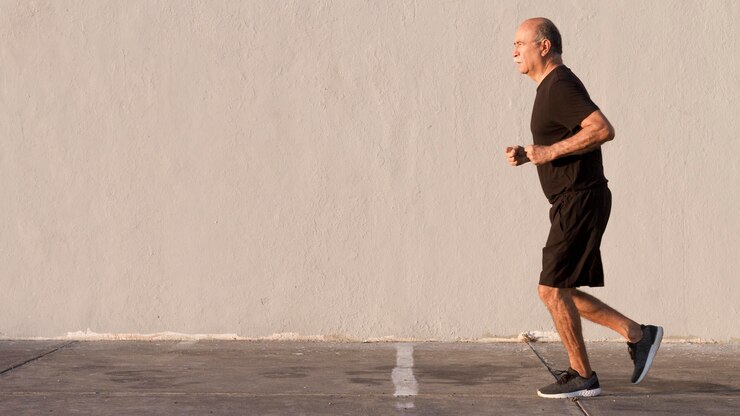 Foto grátis homem com roupas de esporte, executando o espaço da cópia