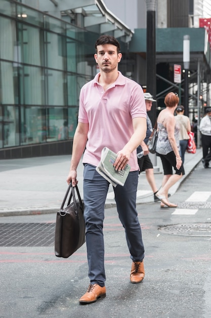 Homem, com, saco, andar, para, trabalho