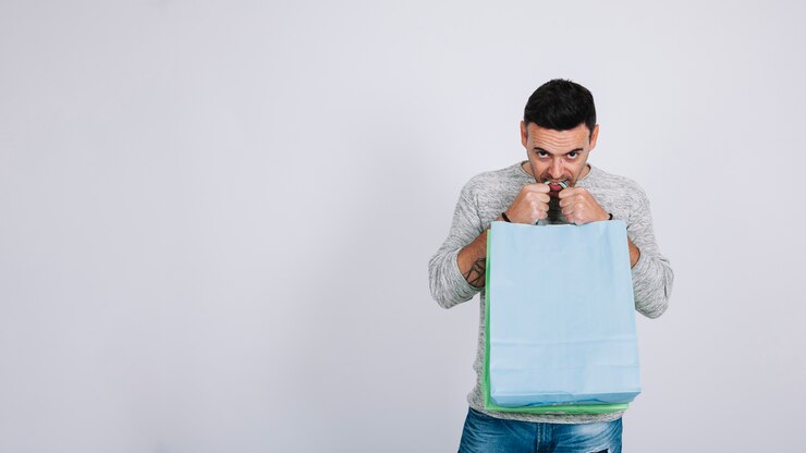 Foto grátis homem com sacolas de compras