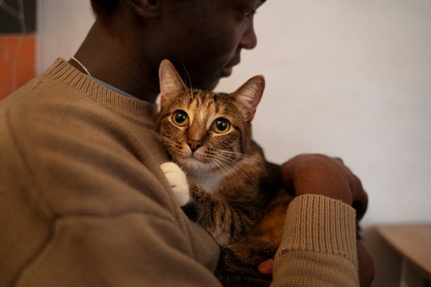 Foto grátis homem com seu adorável gato de estimação