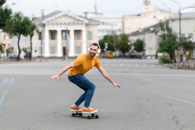 Homem com skate na rua