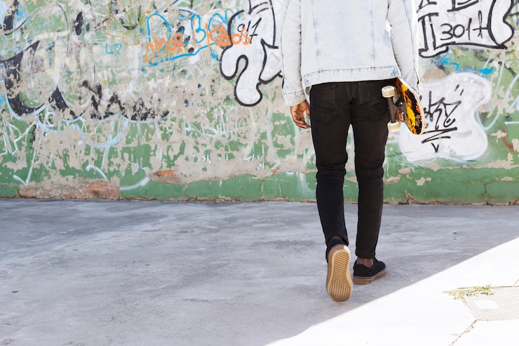 Foto grátis homem, com, skateboard, em, urbano, meio ambiente