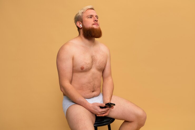 Foto grátis homem com smartphone em vista lateral