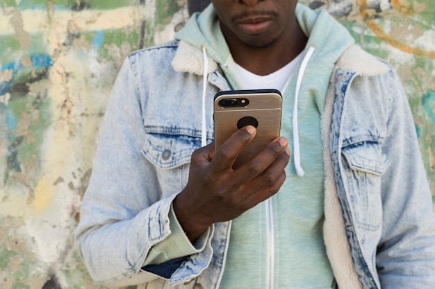 Homem, com, smartphone, frente, parede