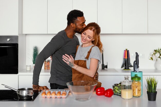 Homem com tiro médio beijando mulher na cabeça